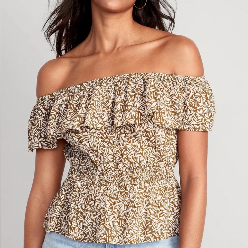 Old Navy, NWT. Size S, never worn. Off the shoulder smocked blouse
